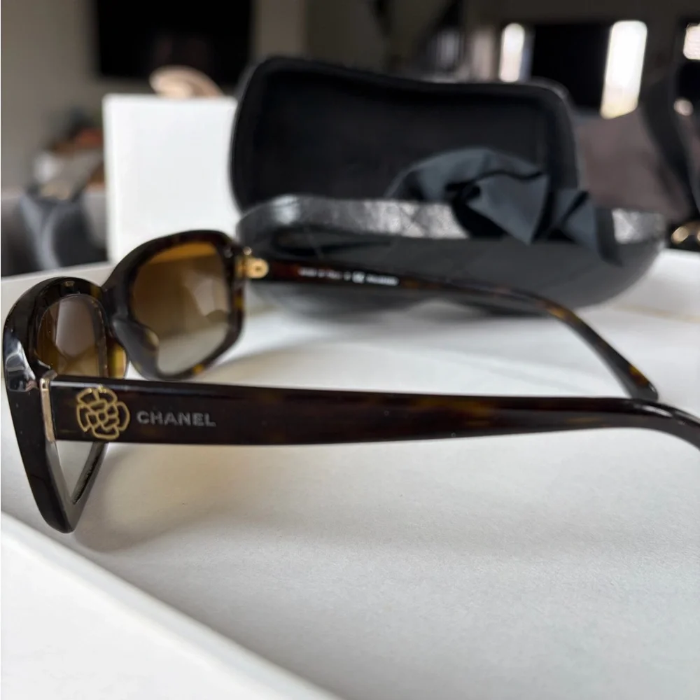 Vintage Chanel Women's Tortoiseshell Sunglasses with Gradient Brown Lenses - Picture 2 of 5